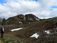 L'idea iniziale sarebbe di salire al Monte Val Nera (al centro) ma la nevicata notturna e le basse temperature hanno gelato le roccie  IMG 6195