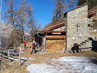 E su questa foto del rifugio, vi salutiamo  esc407