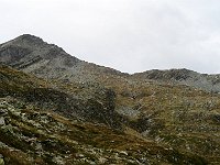 Seguiamo il sentiero per il passo, dove si trova un grosso omone di sasso, poche centinaia di metri prima abbandoniamo il sentiero  IMG 8946