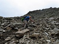 La salita nel canale detritico è impegnativa il terreno è molto instabile  IMG 8948