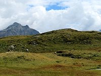 Ma c'è il sole e ci accomodiamo fuori su delle panche di sasso  IMG 8980