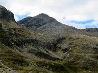 La cima, si vede il canale detritico che scende in diagonale da sinistra verso destra, in alto si prende un tratto della cresta N, poi la cresta NE fino alla vetta  IMG 8982