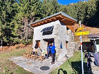 Ma si sta bene fuori al sole, prendiamo 4 sedie dalla legnaia e ci accomodiamo fuori  20221127 111736