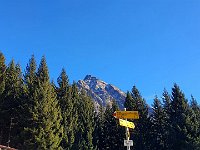 Sopra di noi la bella sagoma del Sass Mogn  20221127 123355