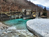 A Q940mt circa c'è una diga con un laghetto con le acque smeraldine, l'acqua viene convogliata e va ad alimentare la diga di Moledana in Val dei Ratti, tramite un canale a pelo libero di circa 6Km.  20230330 105301