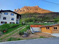 Il sentiero parte sul lato destro di questa casa, si vede un cartello bianco  20230419 072930