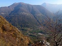 Verso valle, in basso Taceno ed in alto il Monte di Muggio  IMG 1778