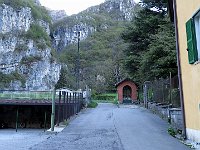 Sul fianco della casa giallastra sale una breve strada e poi inizia il sentiero  IMG 1878