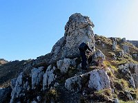 Seguire i bolli blu, in questo caso si aggira la torre a sinistra  IMG 1913
