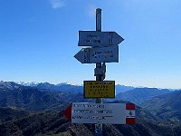 Dopo la sosta al Due Mani, scendiamo alla Bocchetta di Bertena  IMG 1940