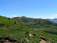 Sentiero Laghetto di Stabbiello - Laghetto dell'Alpe. La cima con la lunga cresta è il Pian Alto  IMG 2621