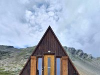 Uno dei due edifici del Bivacco Pian Grand, questo comprende cucina e angolo pranzo ed alcuni posti letto, l'altro solo posti letto  20230723 123656