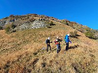 Inizia un tratto molto impegnativo, si sale in direzione della roccia al centro poi si prende a destra su prato ripidissimo  20231108 095743