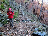 A destra il bivio che scende a Bures, dietro Sergio il sentiero che scende da Sostila, si prosegue diritto  IMG 3868