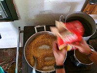 Mentre all'interno cuoco e aiuto-cuoco preparano il risotto  20240214 114800