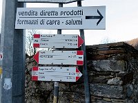 Seguiamo la strada a fianco del piccolo cimitero  IMG 4560