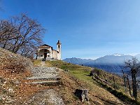 citazione da menaggio.com La chiesa di S. Martino fu costruita nel XVI secolo. Divenne un venerato santuario mariano in seguito al ritrovamento di una quattrocentesca statua lignea della Madonna con il Bambino. La leggenda narra che nel Seicento la statua fu trovata da una fanciulla del paese in una grotta della montagna, dove era stata messa in salvo cento anni prima da un abitante di Menaggio, quando il paese venne devastato dai Grigionesi. Portata la notizia in paese, i fedeli accorsero e trasportarono il simulacro nella parrocchiale di SS. Nabore e Felice, ma da qui miracolosamente esso sparì e venne ritrovato ancora sul Sasso di S. Martino. Ciò venne interpretato come desiderio di Maria di essere venerata sul posto, per cui venne prima costruita una nicchia e poi l’attuale oratorio.  20240221 122257