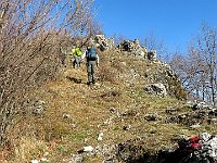 Dalla bocchetta prendiamo direzione Pilone, ma alla prossima bocchetta prima di scendere seguiamo verso sinistra per salire al Dossone  IMG 4718