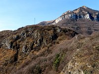 A destra del pilastro dell'alta tensione la vetta del Dossone ed in alto il Crocione di Menaggio  IMG 4741