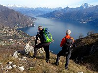 La cima del Sasso San Martino è completamente invasa dalle piante, anche un manufatto in cemento che la indica, proseguiamo in discesa  IMG 4746