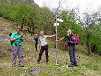 Fino ad un bivio dove proseguiamo in lieve saliscendi  1000059060