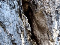 Angelo e Roberto si rinfrescano con gocce d'acqua che scendono dalle pareti verticali  1000059066