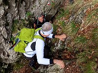 NON è esposto protetto tra due rocce, ma bisogna issarsi  1000059077