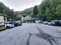 Parcheggio a Lasnigo, all'inizio della strada che sale verso la Conca di Crezzo  20240424 065841