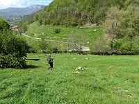 Poco prima del monumento degli Alpini tagliamo per prati verso la strada  IMG 5231