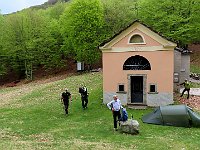 Scendiamo alla chiesetta di S.Anna e prendiamo per il sentiero per Indemini  1000064768