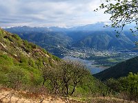 Non prendiamo la via più diretta ma aggiriamo il costone che guarda verso il lago  IMG 5285
