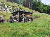 Non ci sono altre foto a causa della pioggia, abbiamo cercato riparo inutilmente alla Corte di Mezzo, quindi siamo scesi alla Corte Inferiore per trovare riparo in legnaia spostando un pò di tronchi  20240630 110655