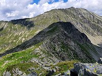 Vista dalla cima la cresta che prosegue, la prima cima è il Piz de Calvaresc poi il Fil de Dragiva  20240728 122418