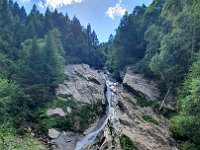 Torniamo sul ponte al parcheggio per fotografare la bella cascata  20240728 162951
