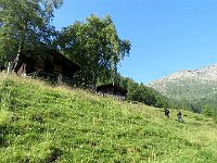 Il sentiero prosegue a lato della baita in alto a destra  IMG 5757