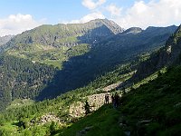Scendiamo verso la capanna ma al primo bivio prendiamo a destra per il Lago di Calvaresc  IMG 5769