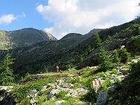 Proseguiamo per un breve tratto verso il lago poi abbandoniamo il sentiero e senza traccia saliamo verso la cima (la prima a destra)  IMG 5771