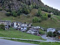 Zoom sul sentiero che sale tra muretti a secco  20241011 082459