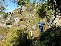 Decidiamo di non scendere dal sentierino ripido sotto la cima perchè su erba bagnata, quindi ritorniamo dallo stesso percorso della salita  IMG 6110