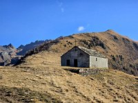 San Quirico e la dorsale che sale all'anticima della Croce dell'Olmo con l'omettone che si vede sulla cresta  20241114 103420 [1600x1200]