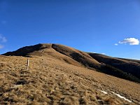 A causa del forete vento NON seguiamo la cresta sul Cavaldrossa, ma seguiamo la strada e risaliamo alla bocchetta tra il Monte Bar ed il CavalDrossa  20241215 093443
