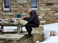 La stufa all'interno fuma troppo, in tre pranziamo sul tavolo esterno con i guanti  20250105 115102