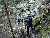 Il sentiero è in parte attrezzato con funi  20250319 093343