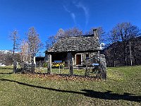 Una bella baita salendo verso il Sassariente  20250330 094043