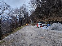 Siamo in Val Varrone, proseguiamo a piedi sulla sterrata in direzione Artesso  20250402 072254