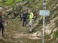 Qui il sentiero si divide: proseguendo dritti si sale alla Bogani e si prosegue per il Grignone, a destra si sale alla Bocchetta di Prada ed al rifugio Bietti  20250515 080816