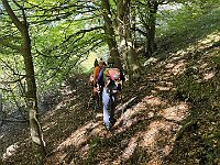 Dopo un breve errore, abbandoniamo il sentiero che scende per prendere quello che sale alla Bocchetta di Calivazzo (non ci sono paline)  20250515 085701