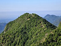 Zoom Zucco di Sileggio con il Bivacco Mario Sforza. La croce non si vede essendo posizionata verso il lago  20250515 091117