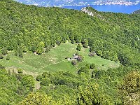 Zoom Alpe di Lierna con chiesetta degli Alpini e rifugetto spartano  20250515 100022