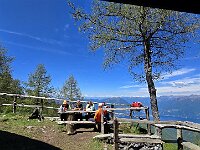 C'è un bel tavolo all'esterno  20250515 120801